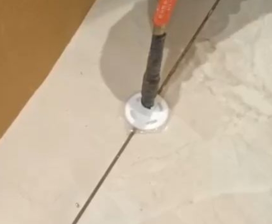 徐州瓷砖空鼓维修公司专业解答瓷砖在铺贴过程中，如果没有涂抹均匀到位的粘结材料（如水泥砂浆或瓷砖胶），可能会导致以下问题